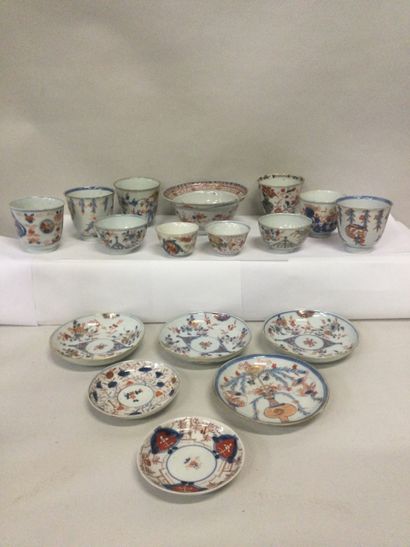 null IMARI, XVIIIème et XIXème siècle, Ensemble de pièces en porcelaine à décor polychromes...