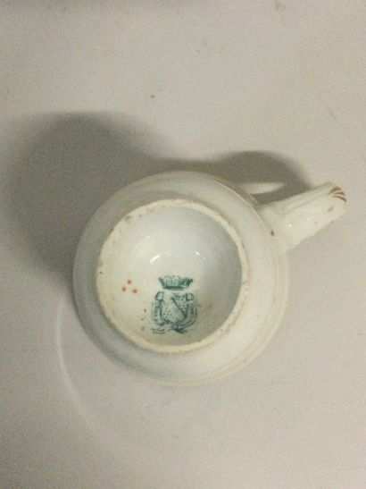 null Sarreguemines. Tasse brûlot en porcelaine blanche modèle "China", époque XIXème,...