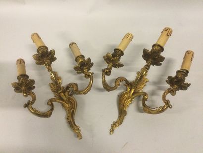 null Paire d'APPLIQUES en bronze doré à trois bras de lumière, H. 30 cm