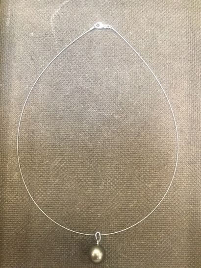null PENDENTIF en or blanc 0,8 g et perle grise, diam. 12 mm. (1134)
