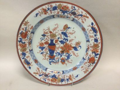 null IMARI, fin XVIIIème / début XIXème, Grand PLAT en porcelaine à décors polychromes...