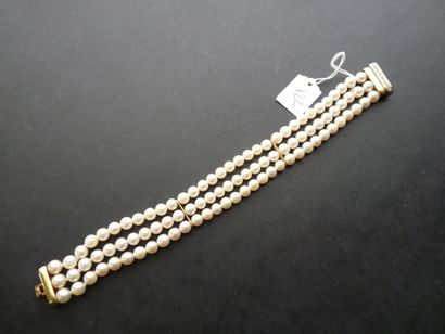 null Bracelet à trois rangs de perles de culture en choker (diamètre 5.2/5.5 mm),...