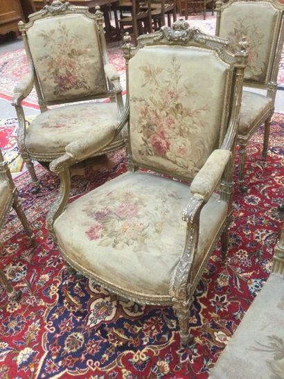 null Salon en bois doré de style Louis XVI, comprenant trois fauteuils et trois chaises...