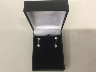 null paire de pendants d'oreilles en or gris 18k sertis de 2 diamants Demi taille...