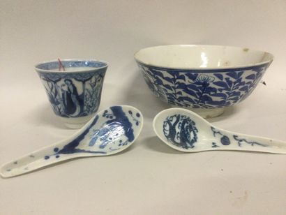 null Porcelaine de Chine "bleu de Hue", lot comprenant : Un Sorbet, XVIIIème, un...