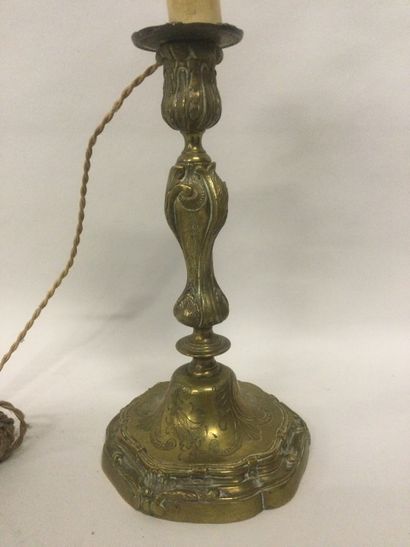 null BOUGEOIR en bronze doré,de style Louis XV, monté en lampe, H. 24 cm (sans le...