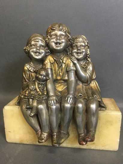 null Dans le goût de CHIPARUS Dimitri (1886- 1947),Trois enfants assis souriants,...
