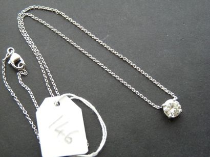 null Collier en or gris 18K (750/oo) maille forçat centré d'un diamant demi taille...