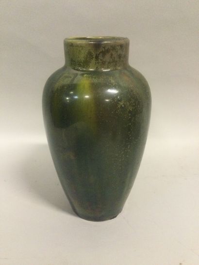 null Joseph MOUGIN (1876-1961), Vase en grès moucheté et glaçure dans les tons verts,...