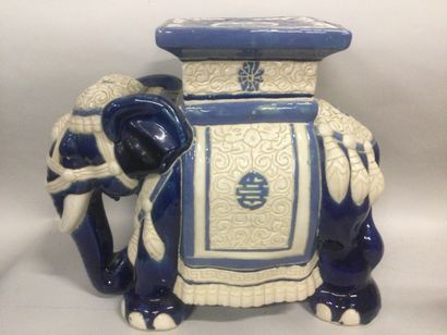 null Éléphant d'Asie en faïence polychrome, H. 44 cm - L 48 cm