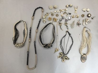 null Lot de bijoux fantaisies noir et blanc : colliers et boucles d’oreilles dont...