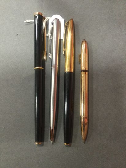 null LOT DE QUATRE STYLOS DIVERS : 2 WATERMANN plume, 1 PARKER métal, 1 stylo doré...