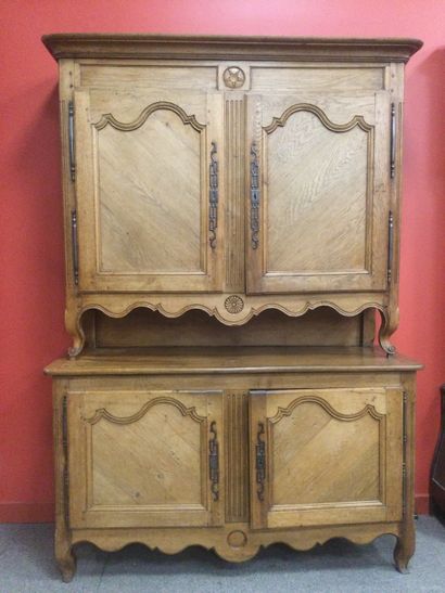 null BUFFET 2 corps ouvrant par 4 portes en chêne sculpté et mouluré