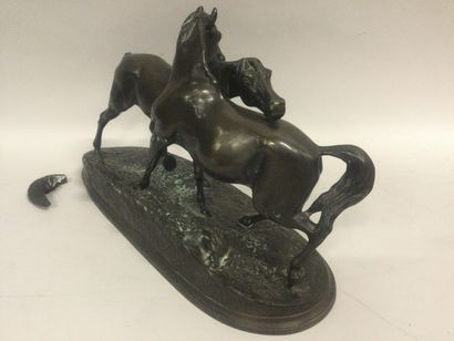 null D'après Pierre-Jules Mène (1810-1879), L'accolade, sculpture en bronze à patine...