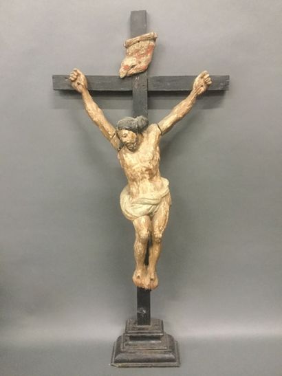 null CRUCIFIX en bois sculpté et polychrome, époque XVIIIème, 87 x 42 cm.