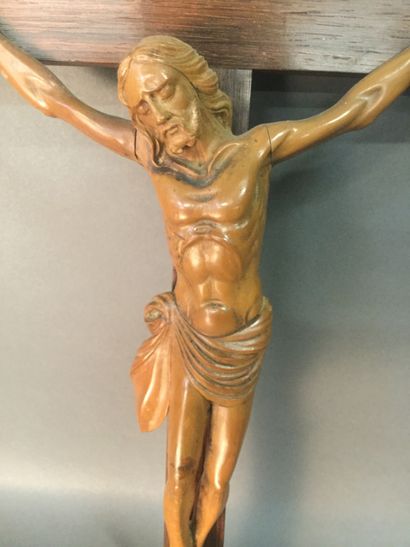 null Christ en buis finement sculpté, tête à droite et vêtu d'un périzonium, fixé...
