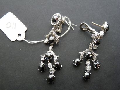 null Paire de pendants d'oreilles girandoles en or gris 18K (750/oo)sertis de diamants...