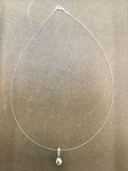 null PENDENTIF en or blanc 0,8 g et perle grise, diam. 10,4 mm. (1270)