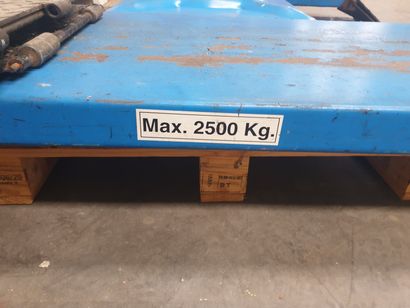 null TABLE ELEVATRICE, poid max 2500 KG.