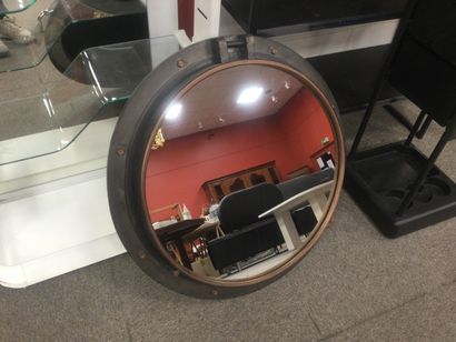 Un miroir en métal
