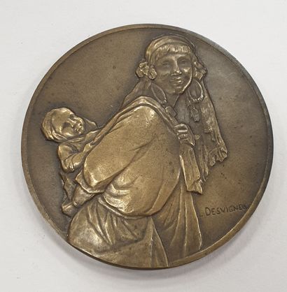 null MEDAILLE - Algérie, Femme kabyle portant un enfant par Desvignes, 1930, Bronze,...