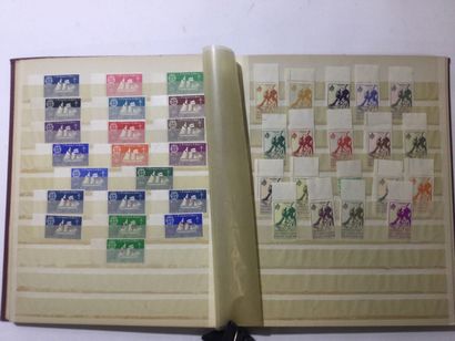 null ALBUM contenant une intéressante collection de timbres neufs principalement...