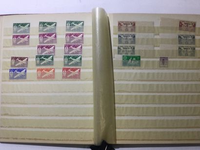 null ALBUM contenant une intéressante collection de timbres neufs principalement...