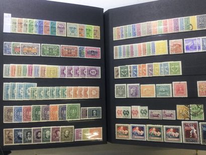 null ALBUM de 30 pages contenant des timbres français et étrangers neufs, oblitérés...