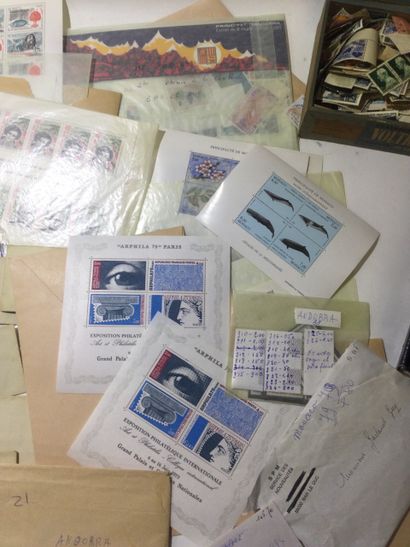null Très intéressant Vrac de timbres neufs et oblitérés dont de nombreux carnets...