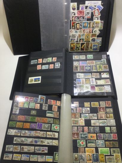 Lot de 3 Albums de timbres en grande partie...