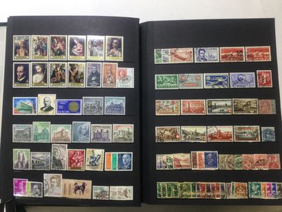 null ALBUM de 30 pages contenant des timbres français et étrangers neufs, oblitérés...