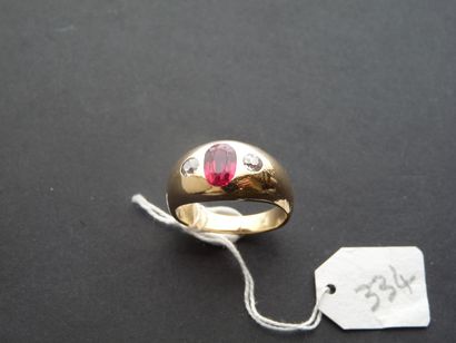 null 18K (750/oo) yellow gold roundel ring centered on an oval synthetic ruby set...