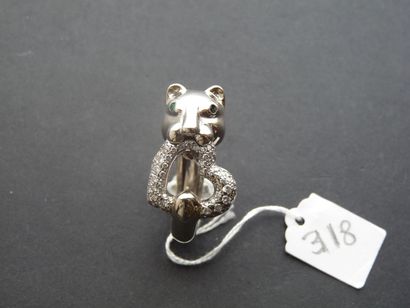 null 18K (750/oo) white gold ring representing a panther holding in its mouth a heart...