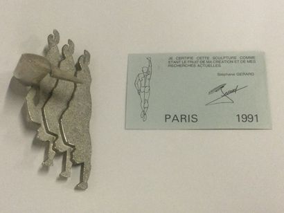 null Stéphane GERARD, Sculpture en métal figurant 3 personnages stylisés aux poings...