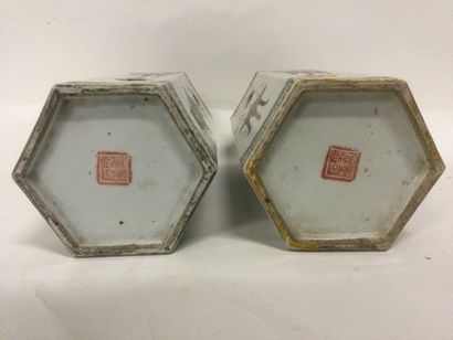 null CHINE, Paire de PORTE-COIFFES en porcelaine à sections hexagonales à décor ajouré...