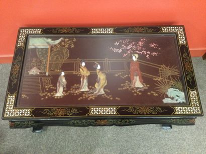null CHINE, XXème, TABLE BASSE en bois laqué noir à décor peint de fleurs, d'incrustations...