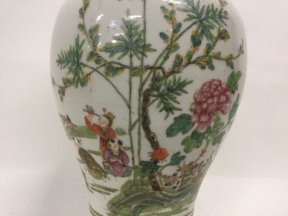 null CHINE, Vase de forme balustre en porcelaine à décor peint d'une scène animée...