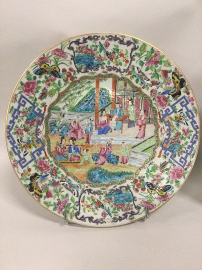 null CHINE, Canton XIXème siècle, Paire de PLATS en porcelaine à décor émaillé de...