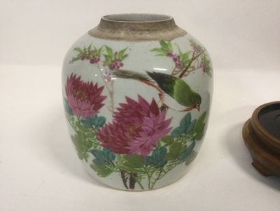 null CHINE, URNE (à l'origine couverte) en porcelaine à décor émaillé de fleurs,...