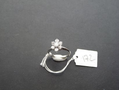null Bague "Fleur" en or gris 18K (750/oo) sertie de diamants taille brillant calibrant...