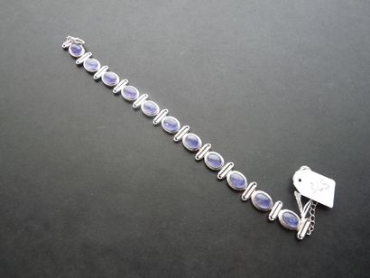 null Silver bracelet line (925/oo) composed of oval links centered of Tanzanite cabochons...