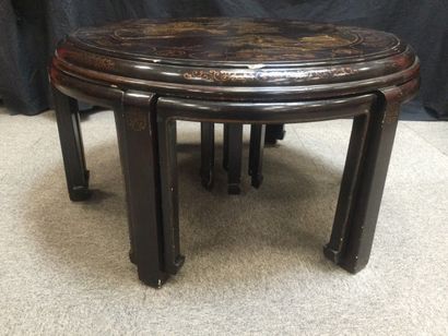 null JAPON, Originale TABLE BASSE de forme ronde en bois laqué, système gigogne abritant...