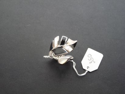 null A silver (925/oo) cross ring forming a leaf motif decorated with mother-of-pearl...