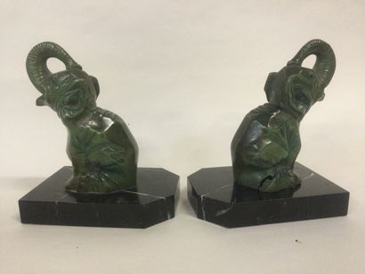 null Hippolyte François MOREAU (1832-1927), Pair of bookends in green patina on marble...