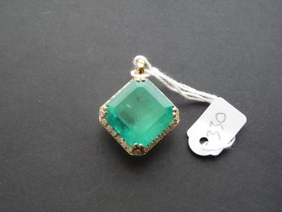 null 18K (750/oo) yellow gold pendant centered on a large square cut emerald weighing...