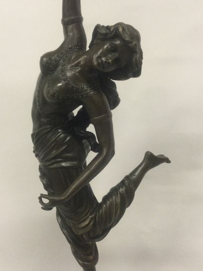 null Claire Jeanne Robertine COLINET (1880-1950), Sculpture en bronze à patine brune...