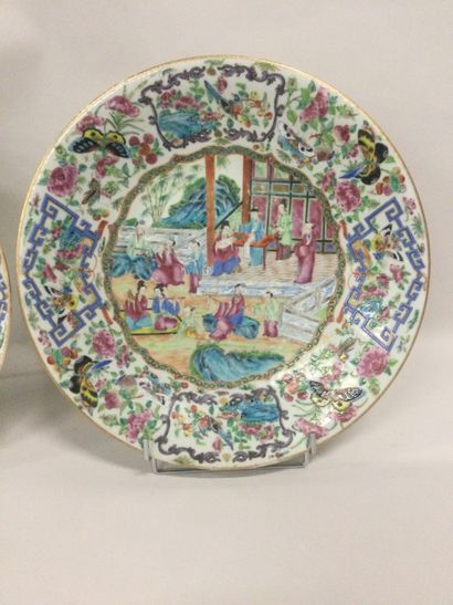 null CHINE, Canton XIXème siècle, Paire de PLATS en porcelaine à décor émaillé de...