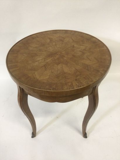 null TABLE basse de forme ronde en bois à décor marqueté, H. 55 cm, Diam. 49 cm