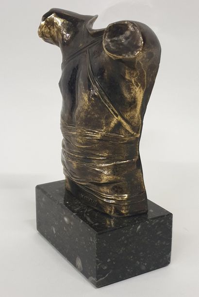 null MITORAJ Igor (1944-2014), Cuirasse, 1978, Sculpture en bronze doré figurant...