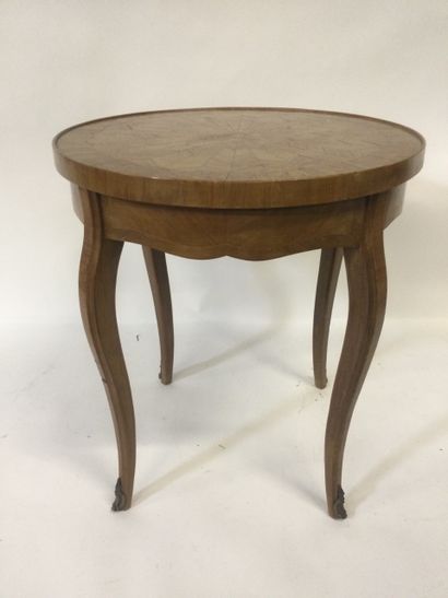 null TABLE basse de forme ronde en bois à décor marqueté, H. 55 cm, Diam. 49 cm
